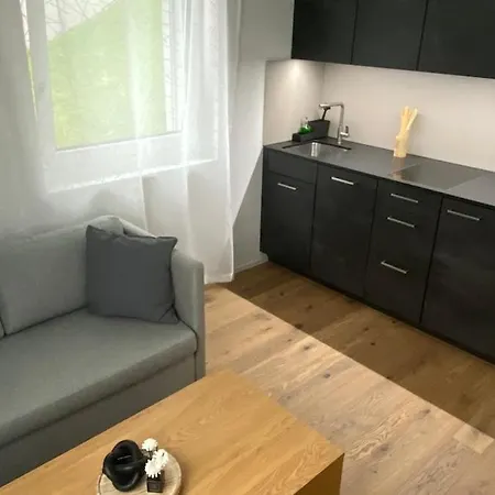 Falke In Lägenhet *