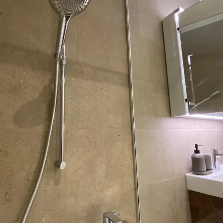 Falke In Lägenhet *